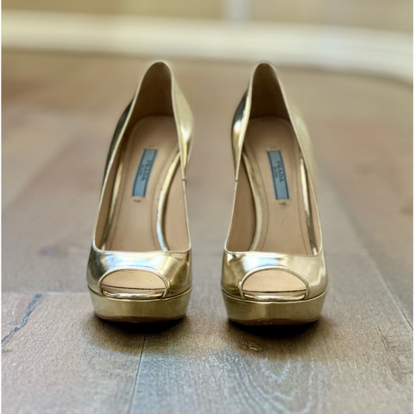 Prada Vitello Specchio Peep-Toe pumps in Gold Patent Leather, size EU 37. - Picture 4 of 11